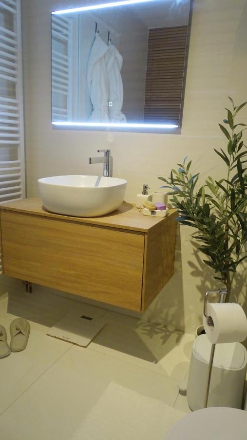 Petite Grey Apartment With Free Private Parking Zagreb Bagian luar foto
